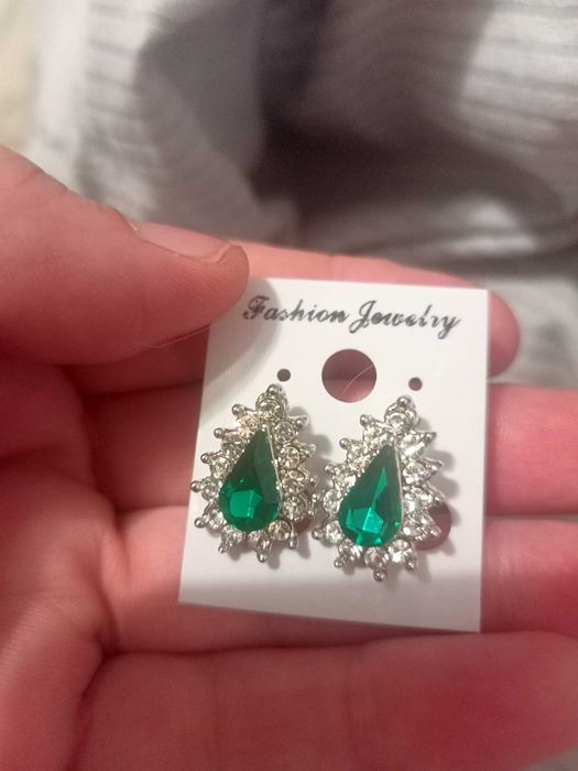 Серьги новые с зелеными вставками