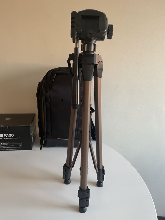 Фотоапарат Canon EOS R100 + всякакви аксесоари