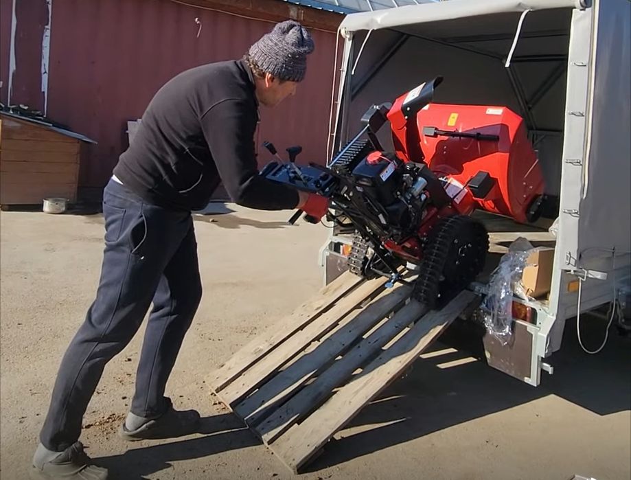 Снегоуборщик гусеничный