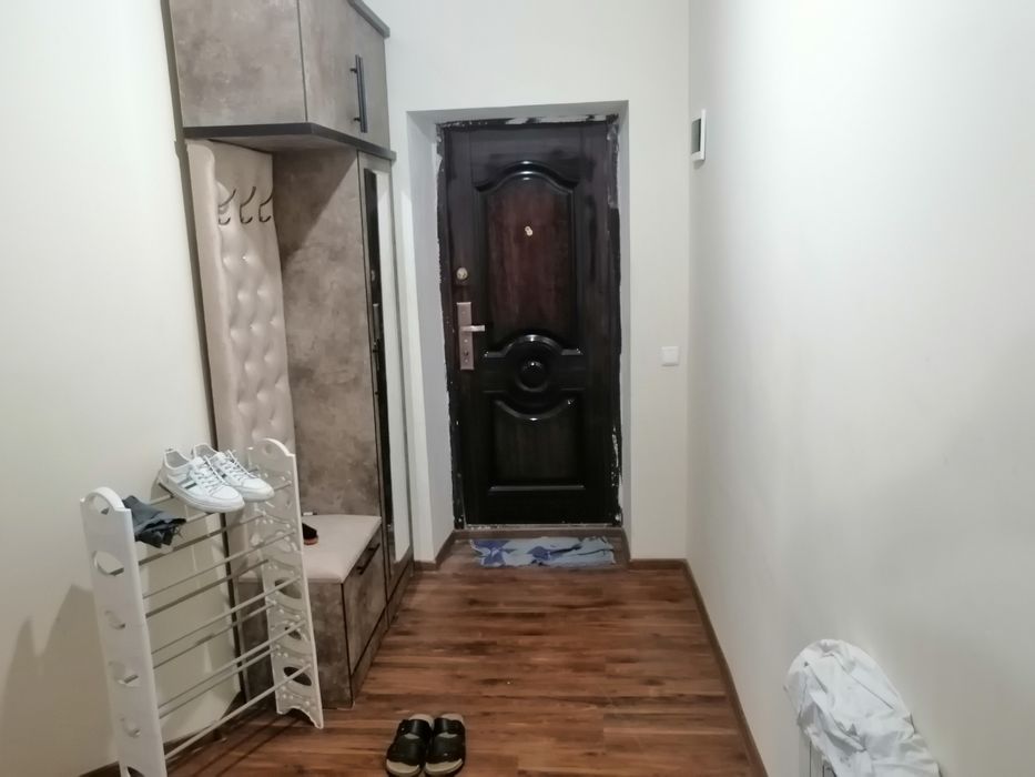 Здаётса двух комнатная квартира не долеко от ДСКА базара