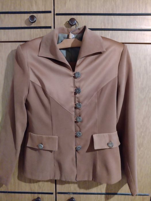 Дамски официален костюм