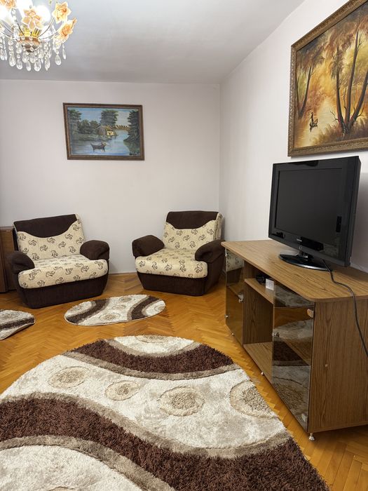 Închiriez apartament cu 2 camere decomandat