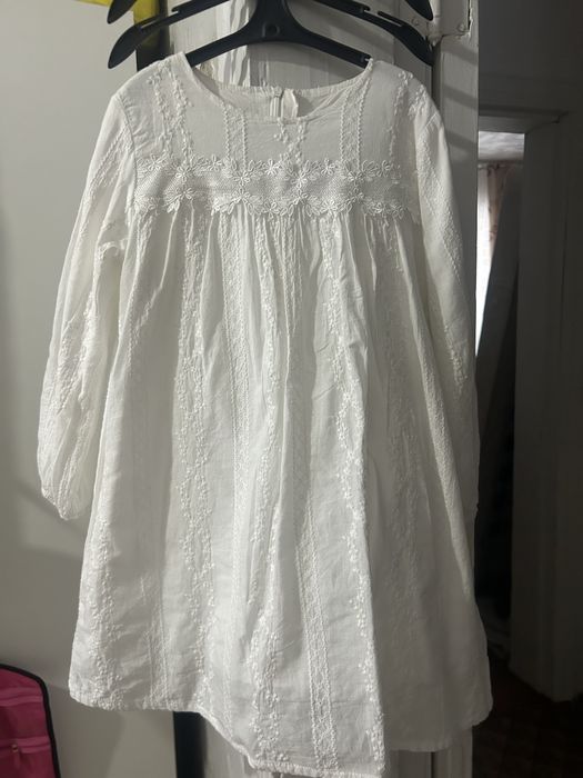 Платье на девочку, нарядное-белое