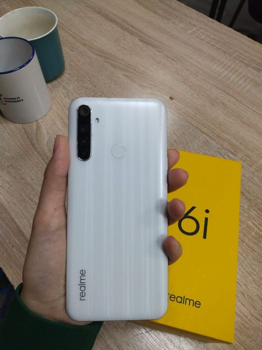 Продаю телефон realme 6i
