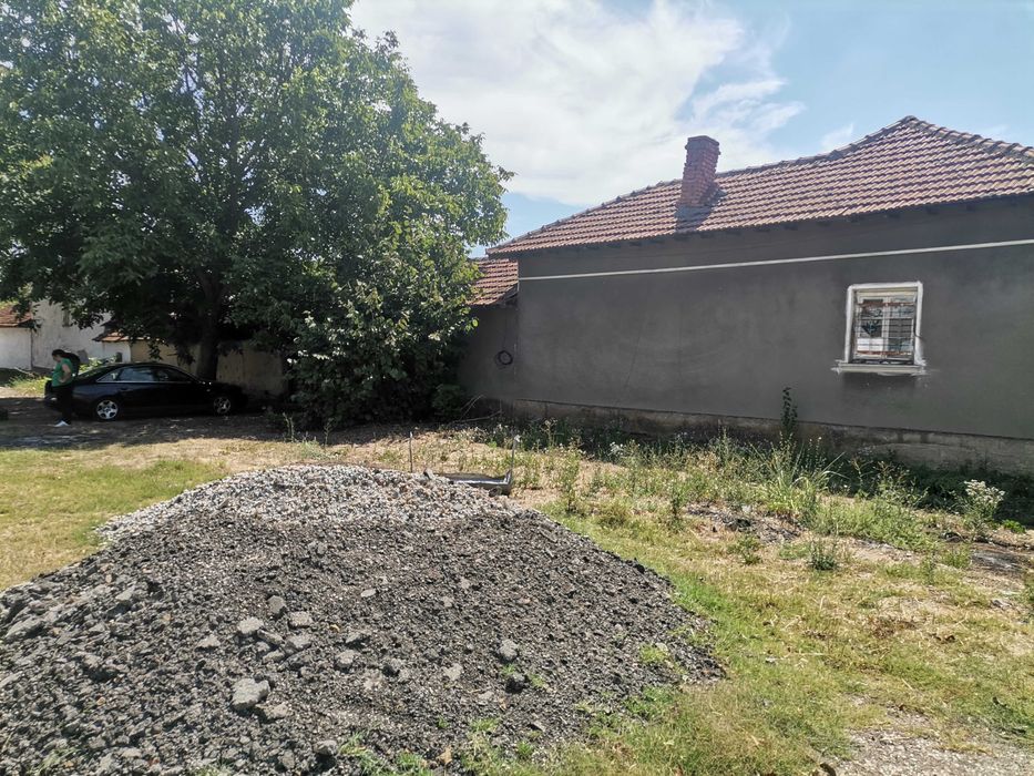 с. Бутово, обл. Велико Търново. Къща с огромен двор и геран.