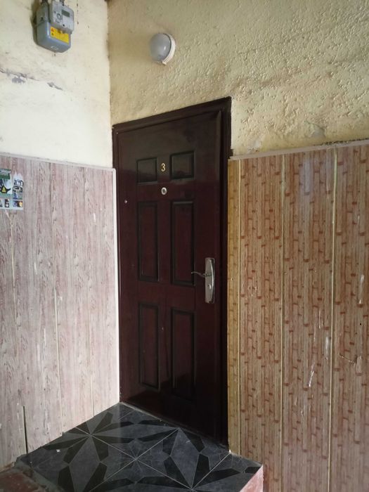 Двухкомнатная квартира 49,8 м.кв на первом этаже .