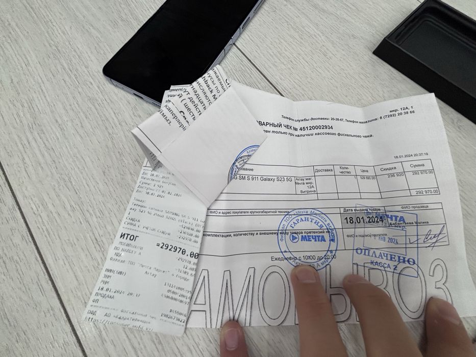 Продаю ze flip 4! Экран не работает,256гб,купили в мечте