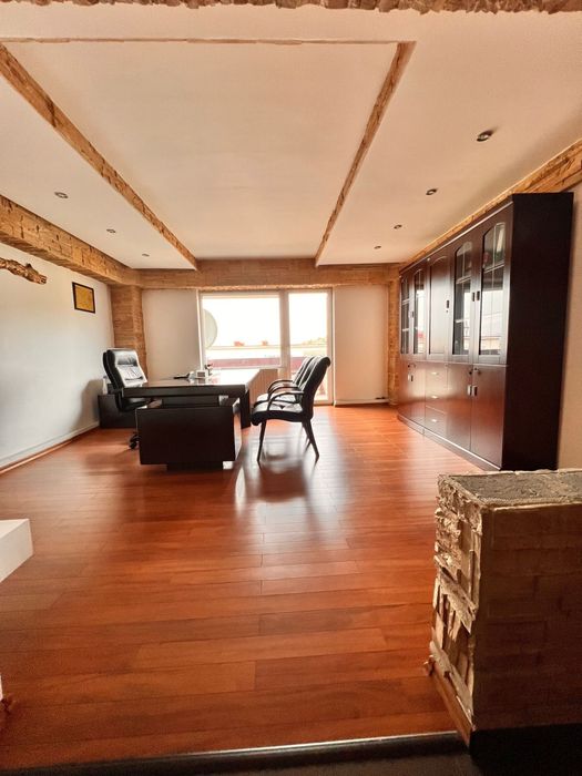 Vând apartament cu o cameră în zonă centrală.