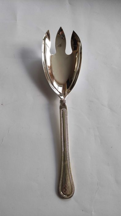 Масивни и големи посребрени прибори за сервиране