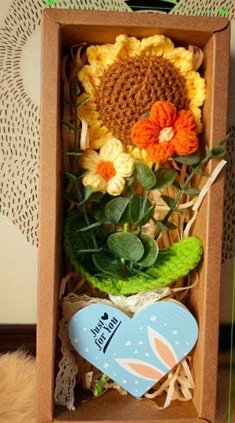 Ръчно изработени цветя, мартенички и дървени поставки за снимки