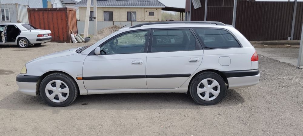 Тойота Авенсис 2000г