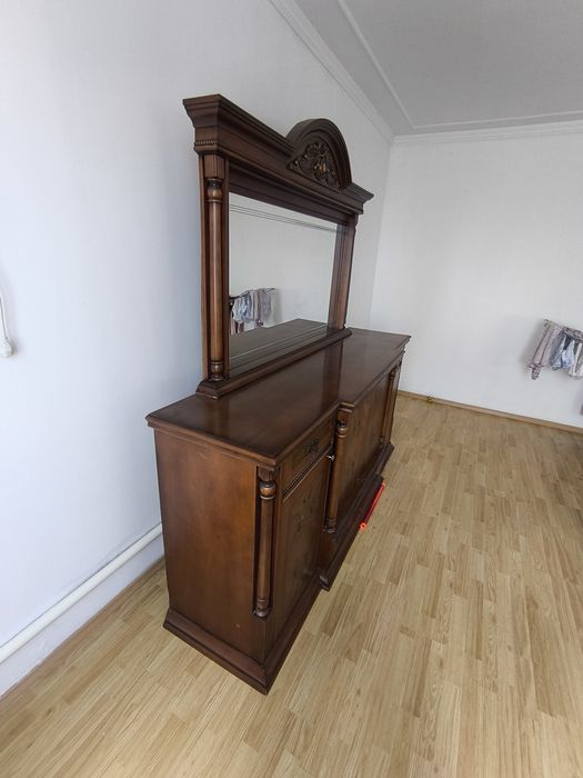 Продам шкаф для сервиза