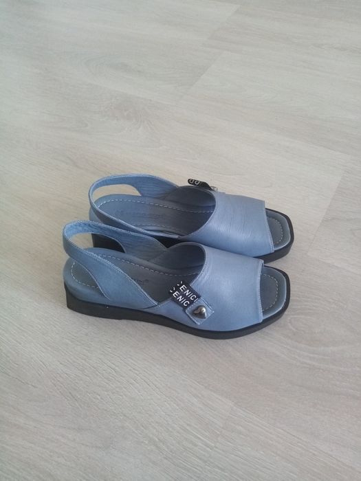 Продам босоножки