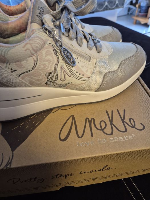 Продавам маратонки Anekke