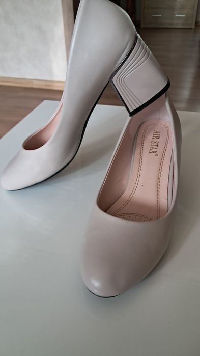 Продавам дамски обувки