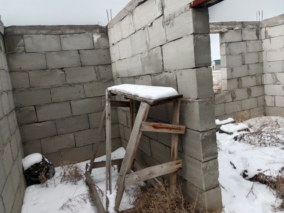 Продам недостроенный дом с участком