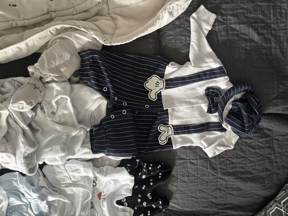 Pret modic! Lot haine bebe 0-3 luni complet + combinezon gros + accesorii