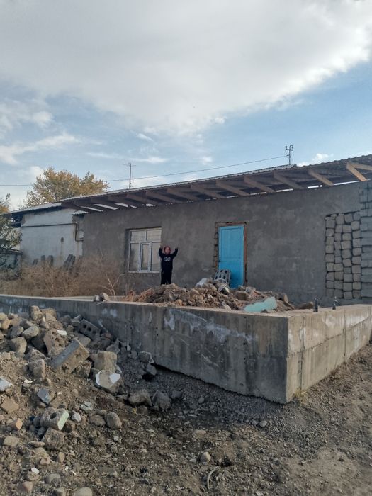 Тош область ахангаран шахар мунчоктепада ховли сотилади 4 соток