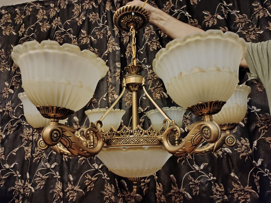 Люстра с 6-ти рожков и 3 лампы с основого