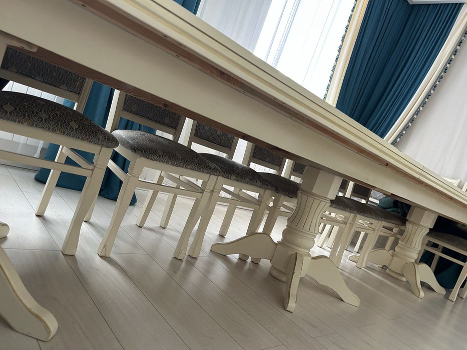 Обеденный стол для гостинной