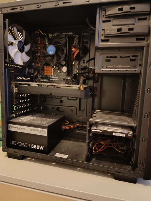 Геймърски настолен компютър + кабел за захранване