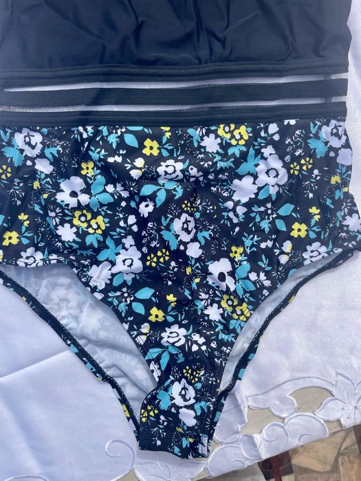 Costum de baie intreg cu floricele Marime S