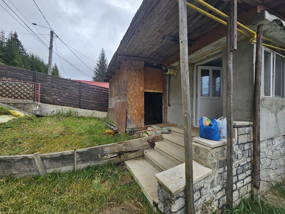 Casa de vânzare cu curte