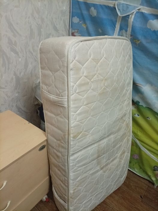 Продаю детскую,деревянную,импортную кроватку с ортопедическим матрасом