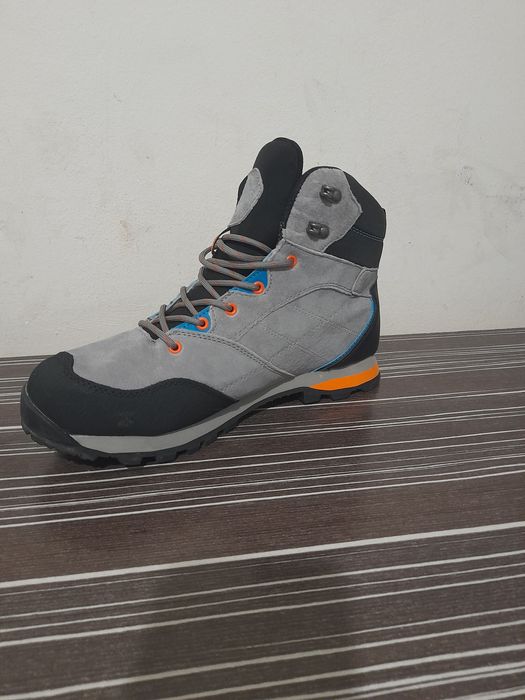 Продавам туристически обувки