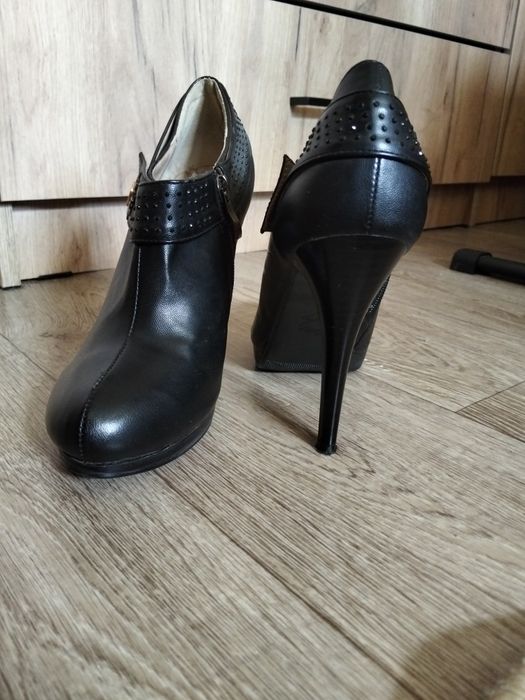 Продам женскую обувь