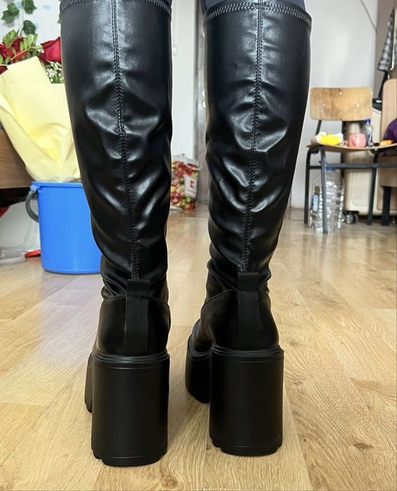 Vand o pereche de botine noi