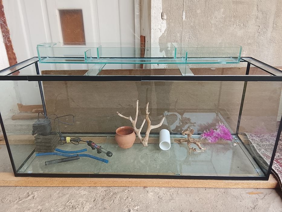 Yangi akvarium sotiladi