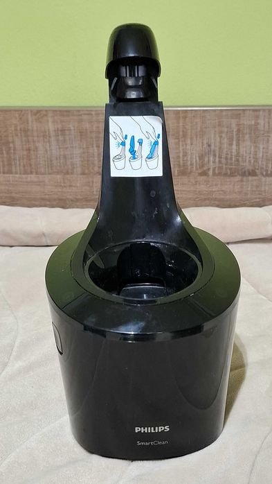 Продавам Електрическа самобръсначка PhilipsS6000 с почистващо устройст