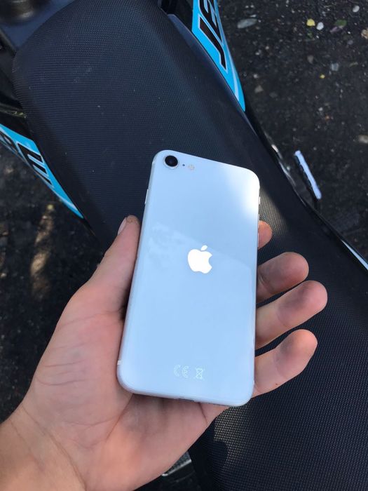 продам айфон SE.