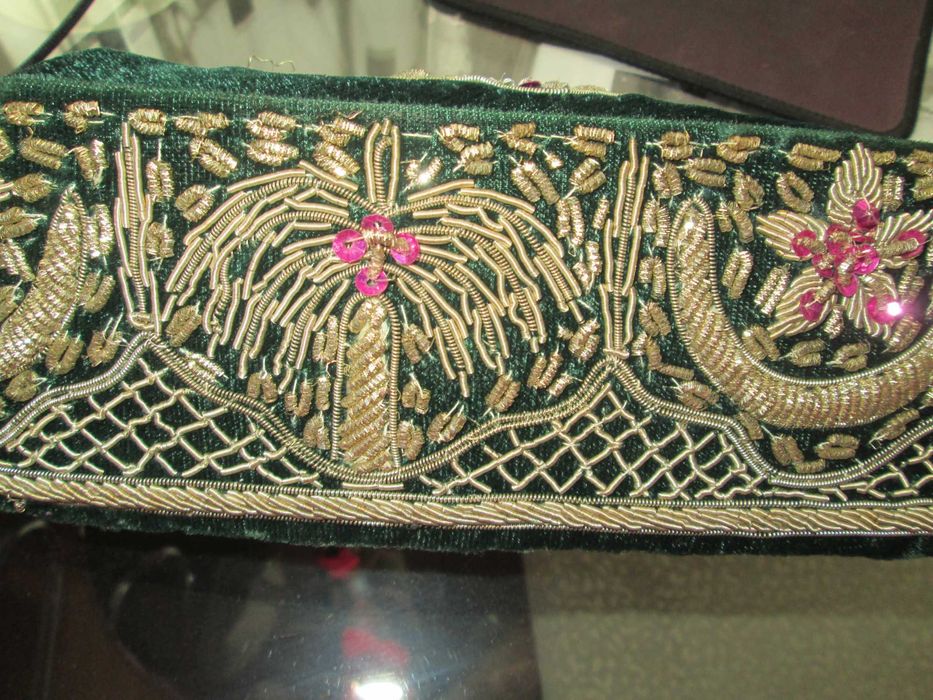 boneta  catifea cu pietricele si   broderie adult