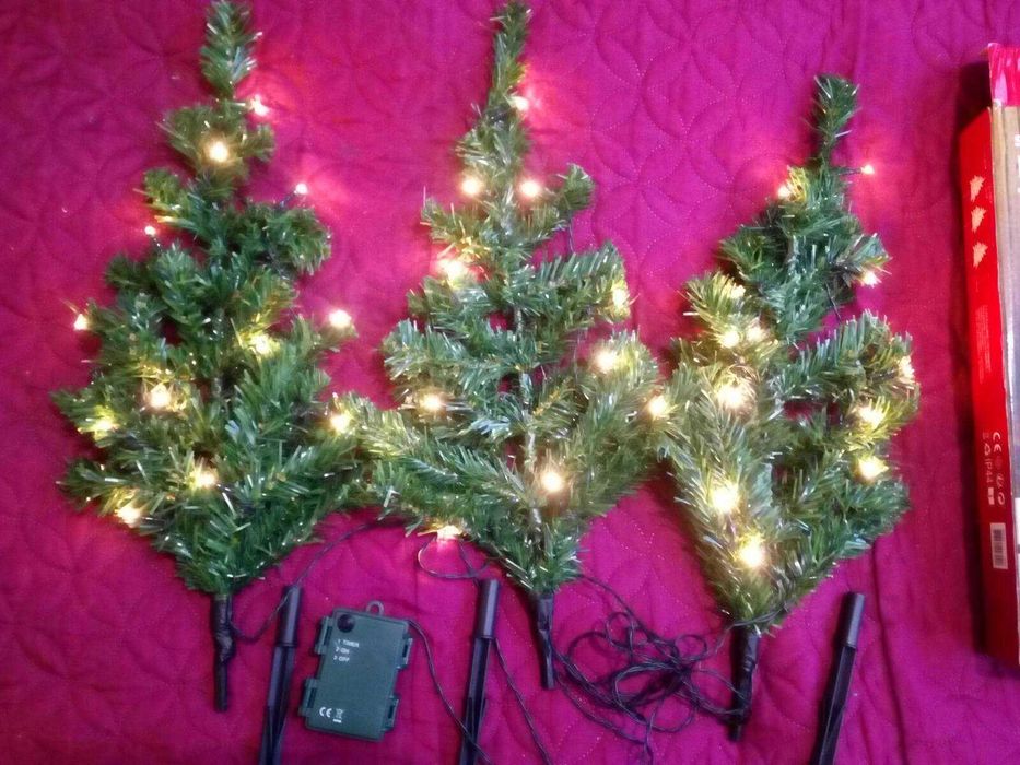 3 броя свързани елхи с LED лампички.Закачалки розови сърца.