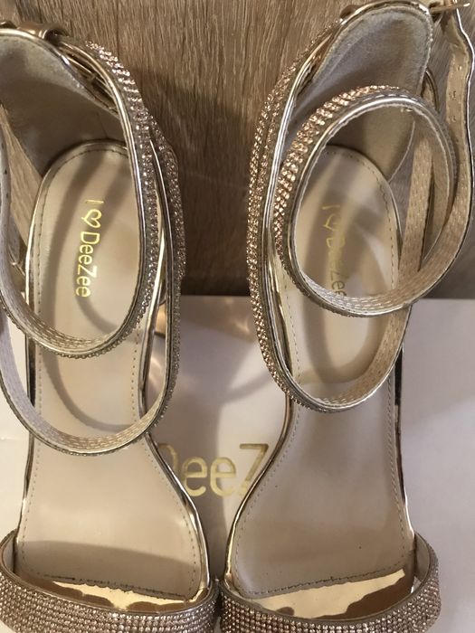 Сандали на висок ток