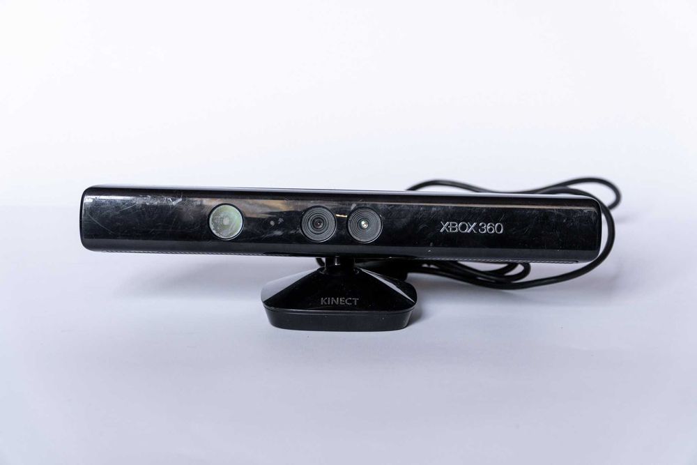 Продавам Xbox 360 S (Slim) 250GB Kinect, черен.