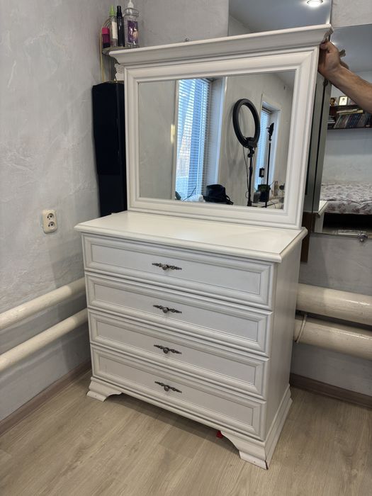 Комод с зеркалом