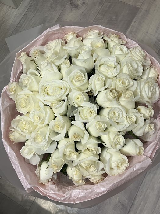 Үлкен, әдемі ақ раушан гүлдерінен жасалған букет сатылады.