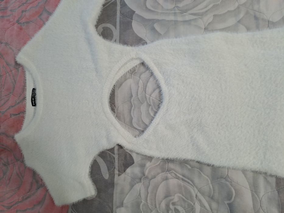 Интересна бяла рокля