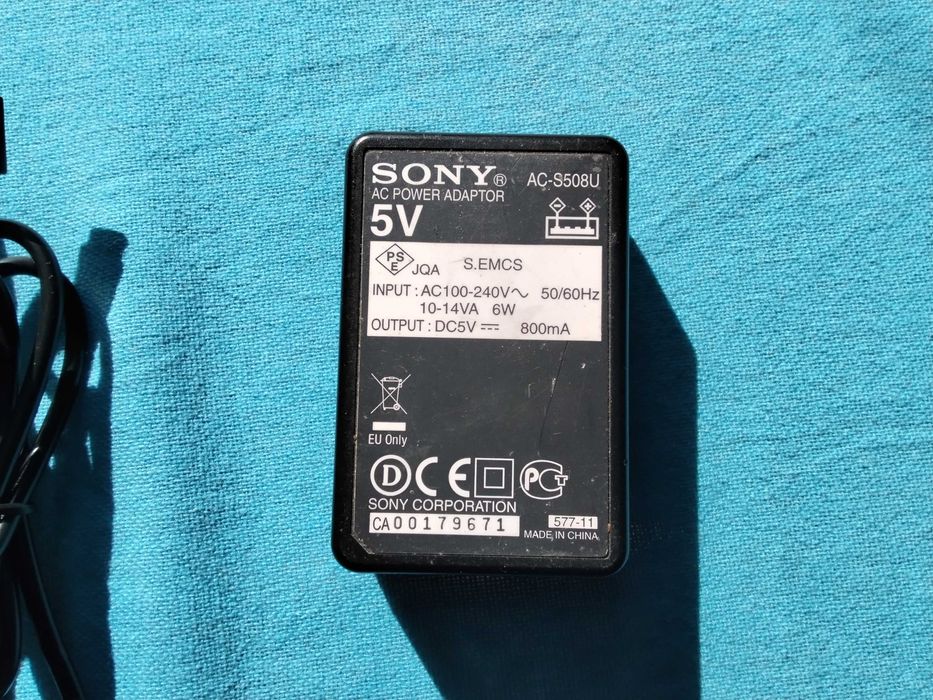 зарядно устройство за уокмъни  смартфони ,мини дискове на сони