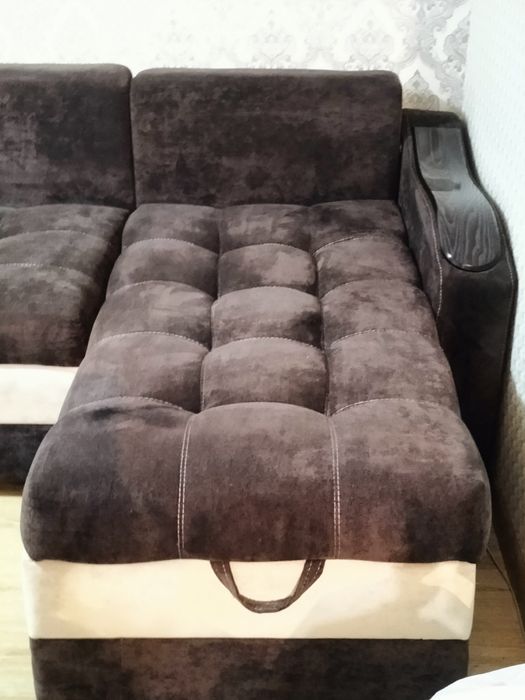 Продается диван для гостиной .