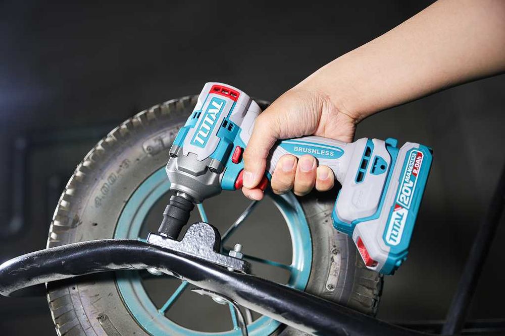 Masina de impact cu 2 acumulator Total ..