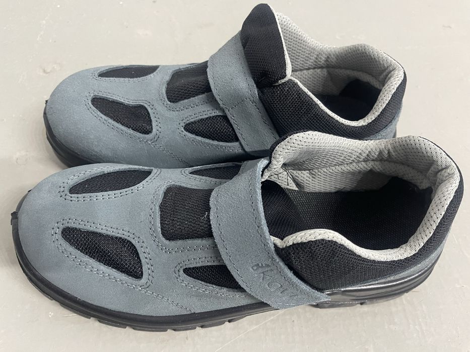 Pantofi de protecție din piele intoarsă .