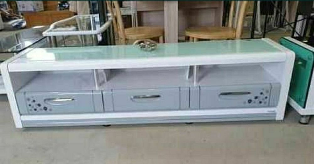 Comoda elegantă cu blat de sticla securizata