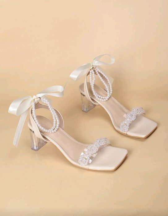 Sandale cu curea la gleznă cu toc gros și decorat cu perle artificiale