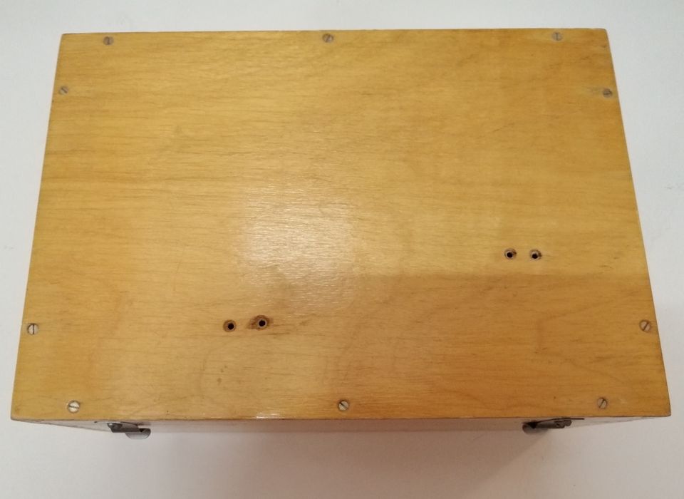 Масивна дървена кутия