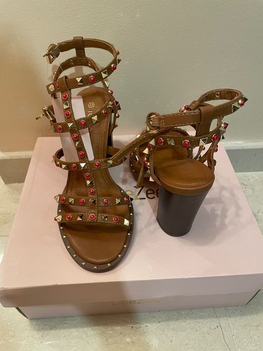 Сандали на висок масивен ток