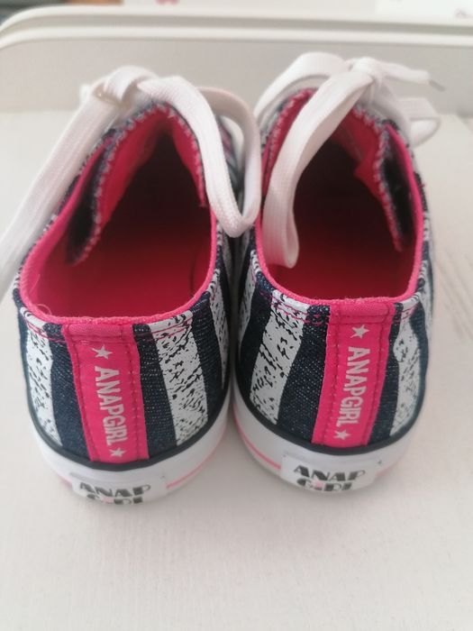 Кецове и сникърси момиче